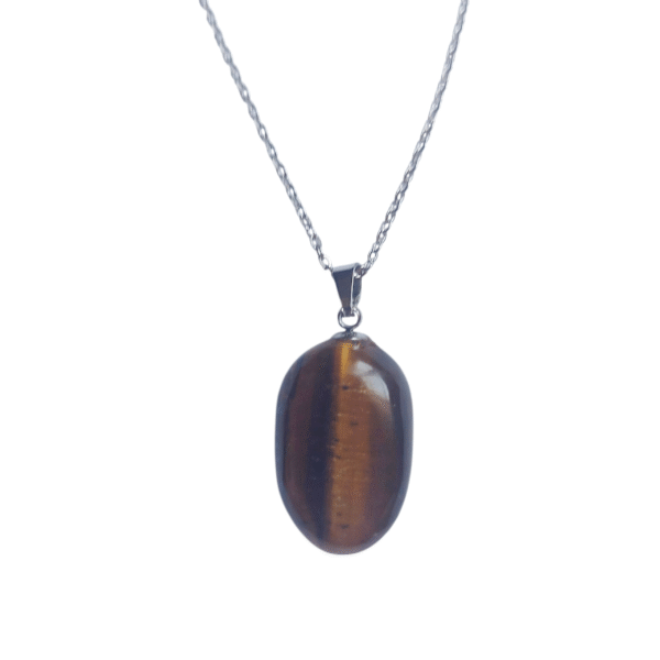 pendentif oeil de tigre taillé dans l'atelier fady cristaux