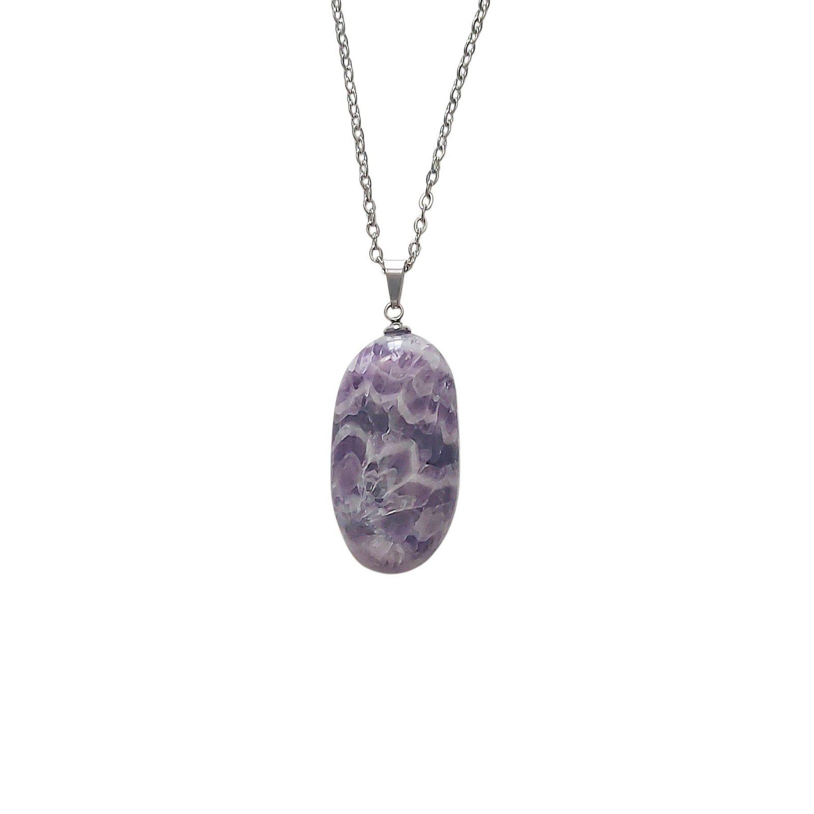 Pendentif en pierre naturelle d'améthyste. Taillé et poli dans l'atelier, en auvergne. Artisanat Français